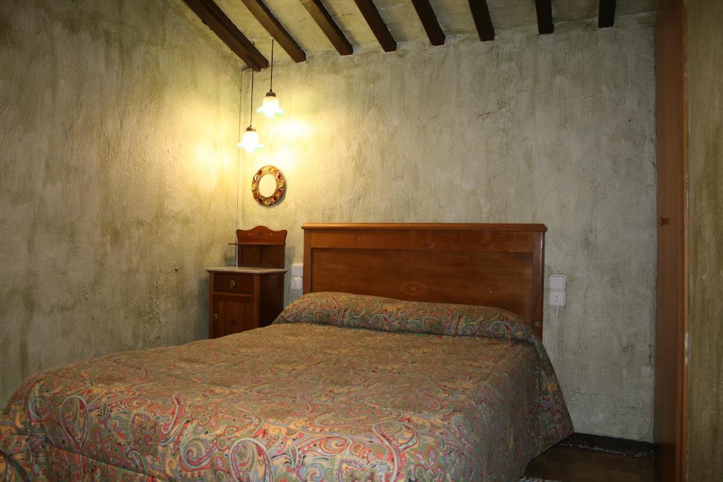 Cal Cisteller Villa Gironella Oda fotoğraf